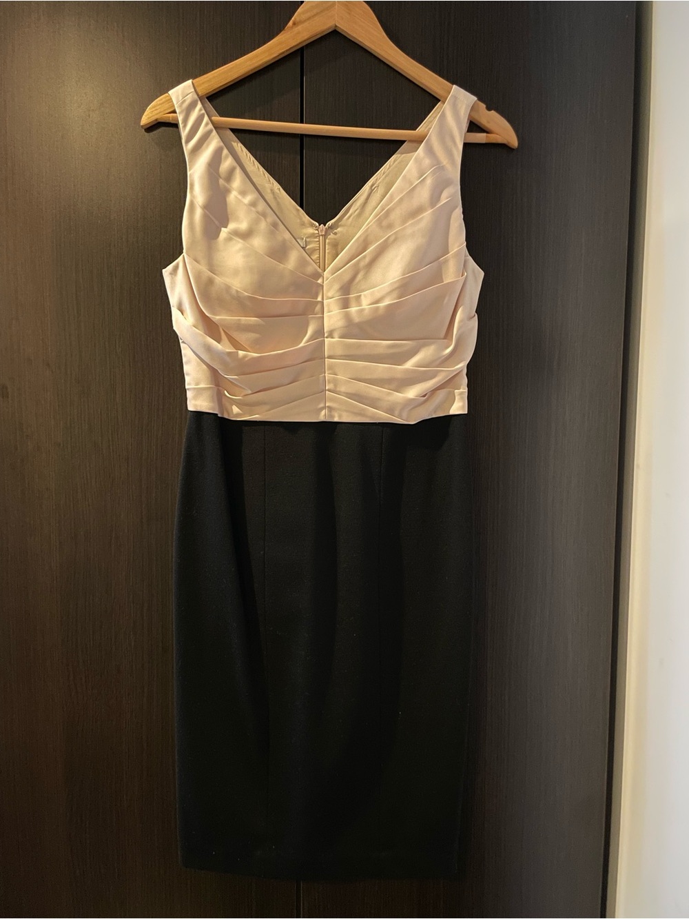 Sleeveless Two-Tone V-Neck Midi Dress in Blush and Black